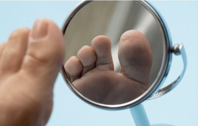mirror image of under the toes